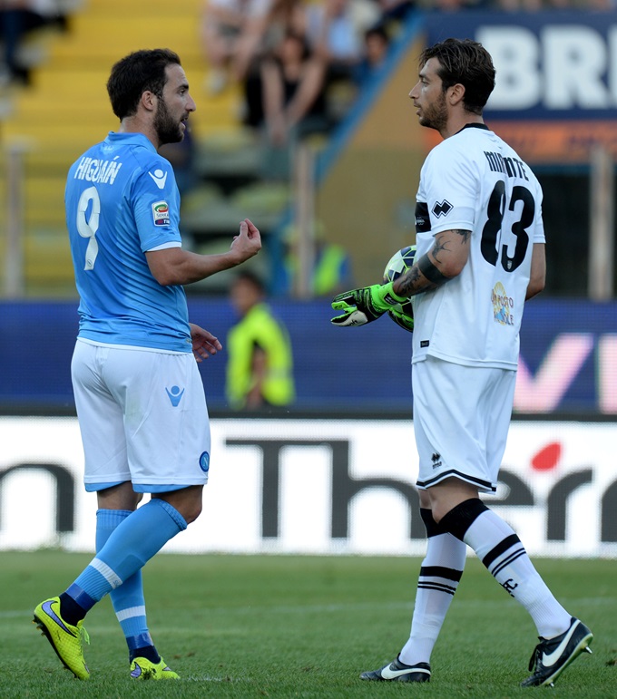 Mirante và Higuain đã gây hấn với nhau từ trong trận đấu