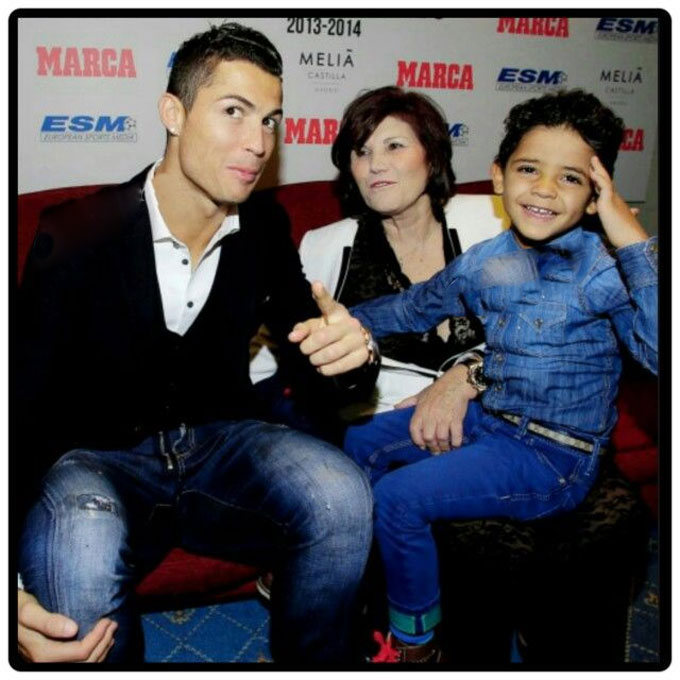 Từ khi sinh ra, Cristiano Jr. luôn được bố và bà chăm lo