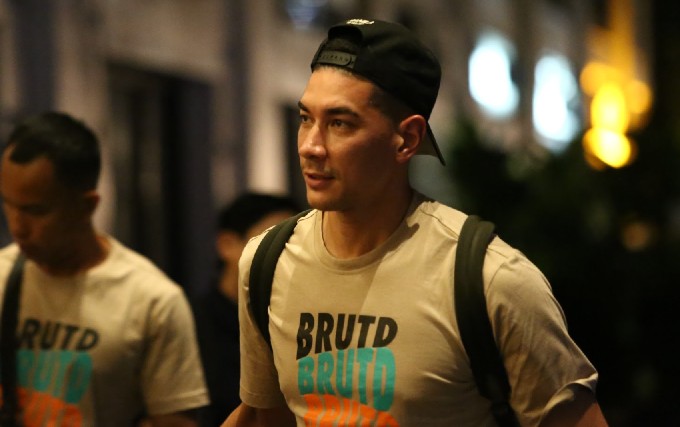 Thủ thành Neil Etheridge đặt chân đến khách sạn 5 sao nằm ngay trung tâm thủ đô Hà Nội