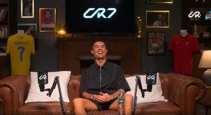 Bối cảnh các video của Ronaldo là một căn phòng đặc biệt, treo nhiều ảnh kỷ niệm của bản thân