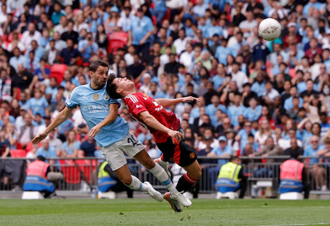 Silva là người đánh đầu ghi bàn gỡ hòa cho Man City ở phút 89