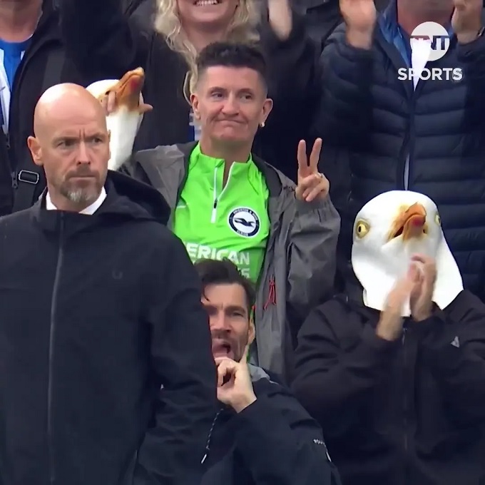 Fan Brighton hả hê bên cạnh Ten Hag