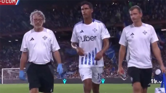 Varane rời sân sau chưa đầy nửa giờ thi đấu