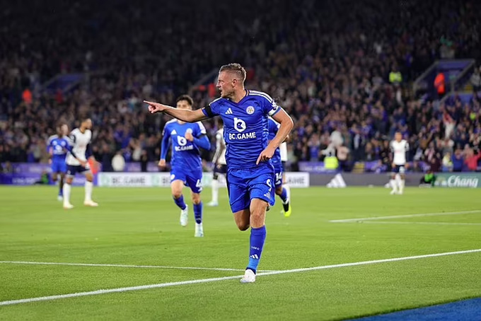 Vardy ghi bàn ngay trận đầu trở lại Premier League