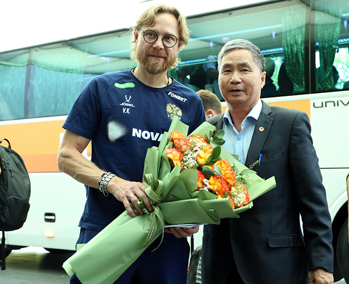 TTK VFF Dương Nghiệp Khôi tặng hoa cho thành viên ĐT Nga. Ảnh: Minh Tuấn