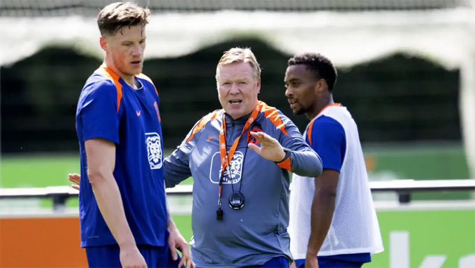 HLV Koeman tức giận sau pha va chạm giữa Timber và Weghorst